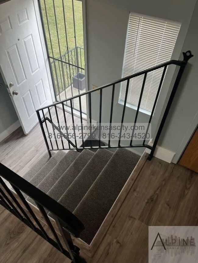 Building Photo - Spacious Duplex off Truman Rd