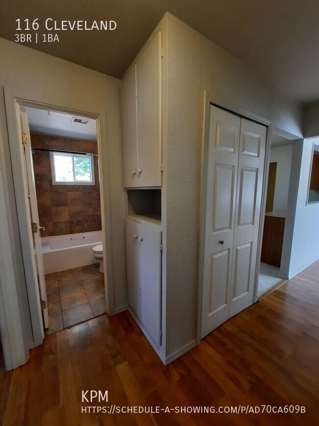 Foto del edificio - 3 BEDROOM | 1 BATH | FENCED YARD | SOUTH