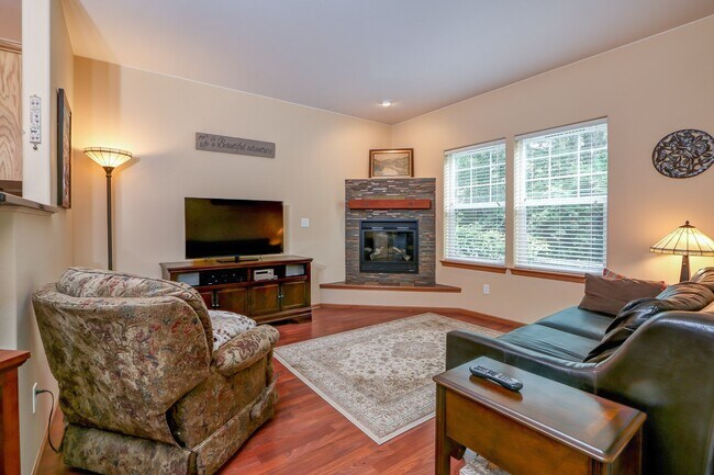 Building Photo - in town Kingston 3 bedroom townhome now available