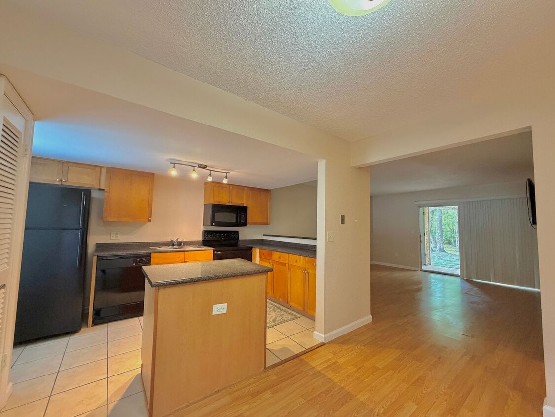 Modern 1/1 in Creeks Edge – First-Floor - Modern 1/1 in Creeks Edge – First-Floor