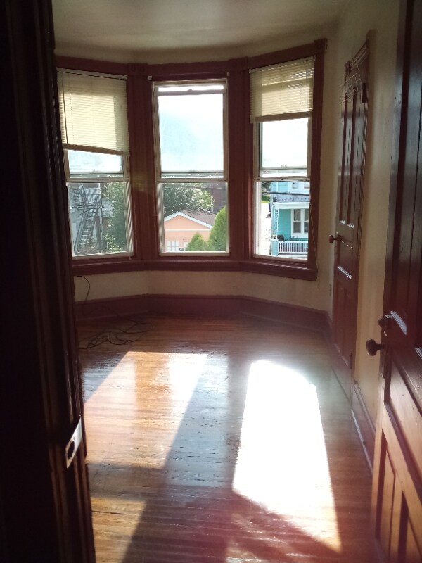 609 Weiser St Unit 2nd floor, Reading, PA 19601 Room for Rent in