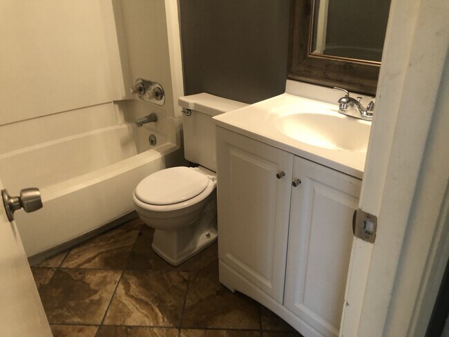 Foto del edificio - 222 Hedgewood Ct