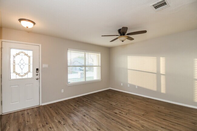 Building Photo - 120 Thoroughbred Dr