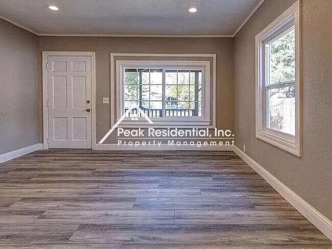 Building Photo - Nicely Updated 2bd/1ba House With Large Yard!