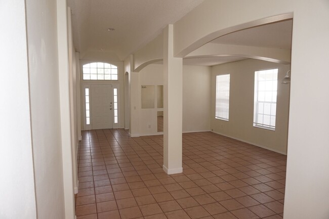 Foto del edificio - Spacious Pool Home in Southchase Priced to...