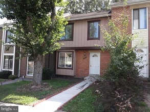 Building Photo - 2829 Cambridge Dr