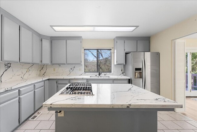 Building Photo - 2717 Knollwood Dr