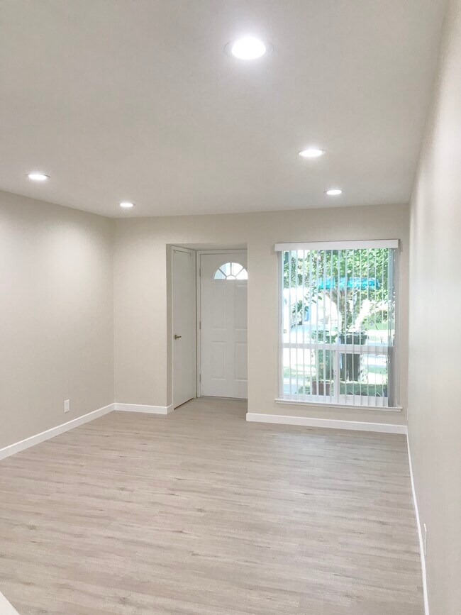 Living Room - 40117 Santa Teresa Cmn