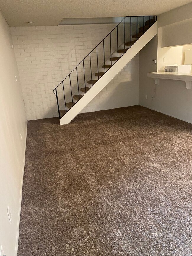 Building Photo - $300 OFF FIRST MONTH'S RENT-2-Story Condo ...