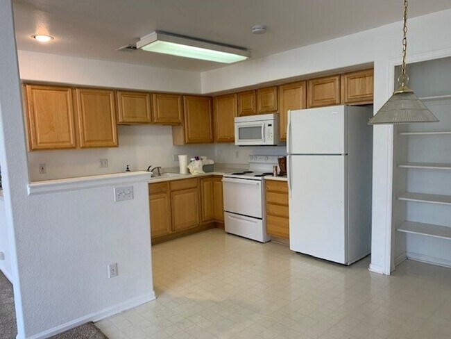 Building Photo - Spacious Condo with Bonus Loft in Pinnacle...