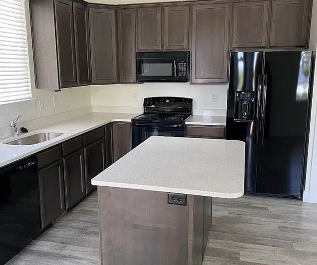 Building Photo - For Rent in Pleasant Grove – 6-Bedroom Bea...