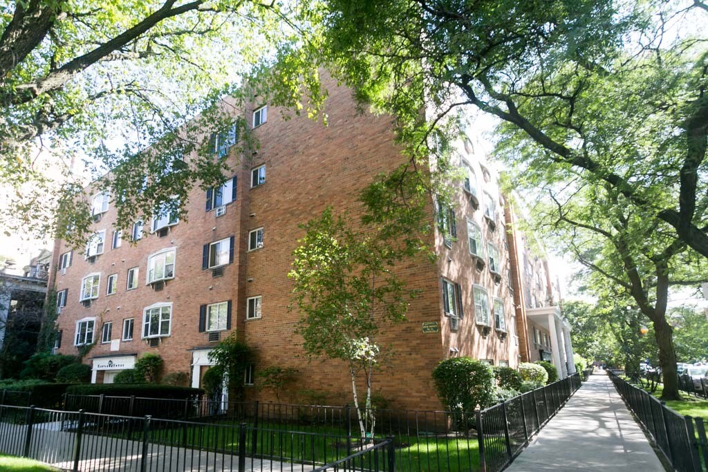 Primary Photo - 3825 N Pine Grove Ave