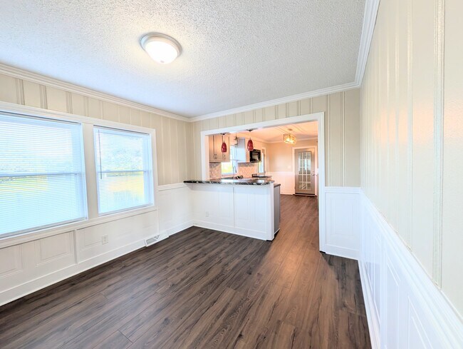 Foto del edificio - 4143 Devine Rd