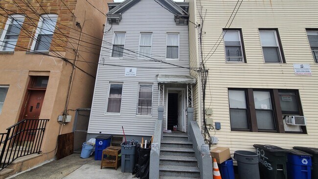 Foto del edificio - 64 Wales Ave