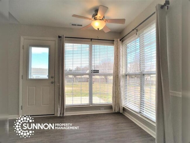 Building Photo - Remodeled 3BR Ranch with Huge Fenced Yard!