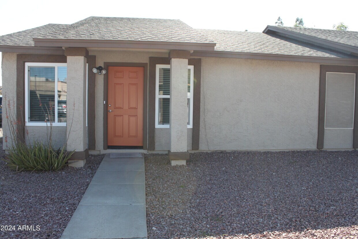 Primary Photo - 2813 E Capri Cir