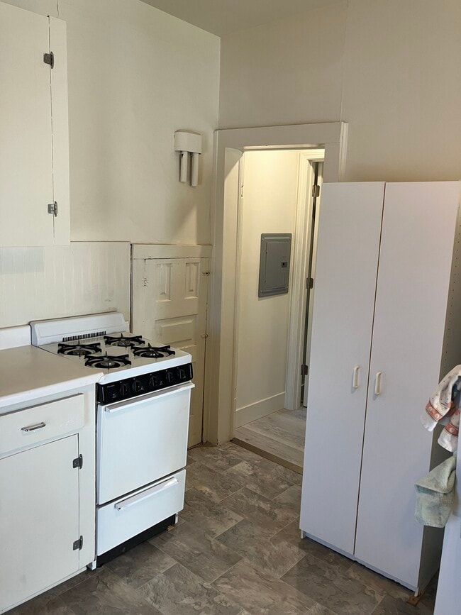 504 1/2 kitchen - 504 E Clinton St.