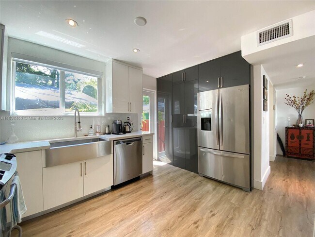 Foto del edificio - 3030 Bird Ave
