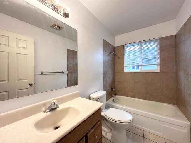 Foto del edificio - Charming 2-Bed, 1-Bath Home in Tee Off Est...