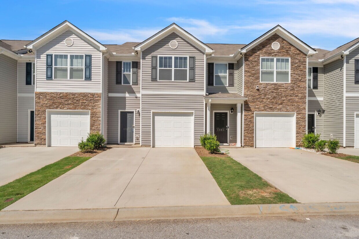 Foto principal - Don't miss this charming 3-bedroom, 2.5-ba...