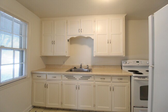 Foto del edificio - May FREE On This 1 Bedroom 1 Bath Duplex in Olathe