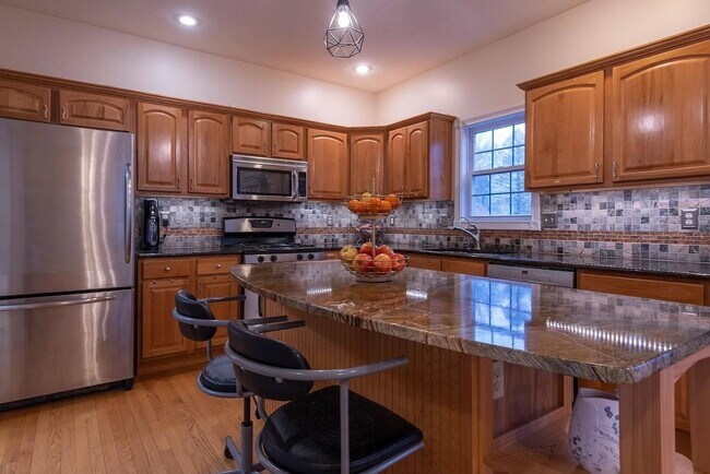 Foto del edificio - Bright, Spacious Home with Tons of Charm a...