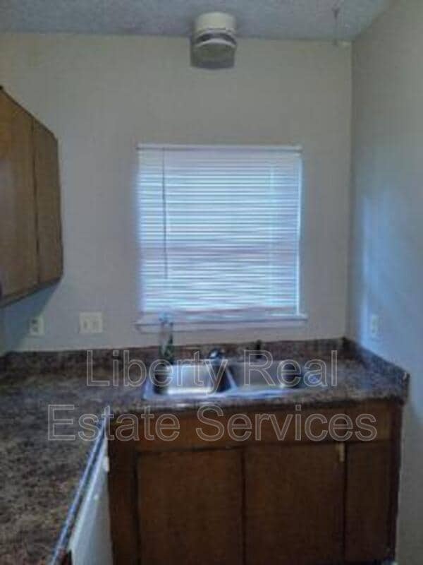 Building Photo - 1065 Kelly Dr