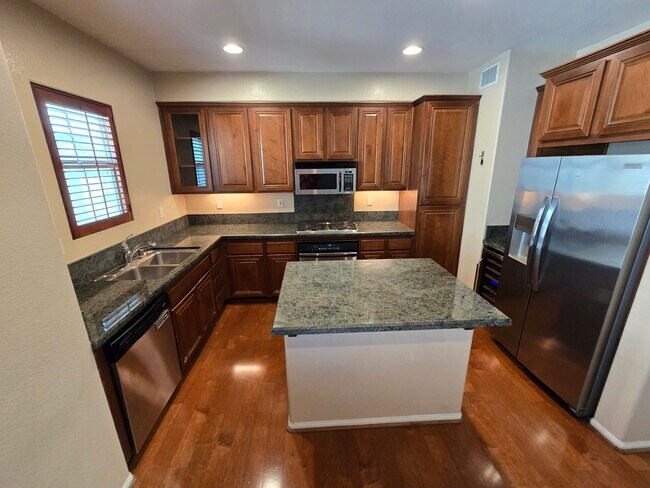 Foto del edificio - Luxury Tri-Level Townhome – Terraces at Es...