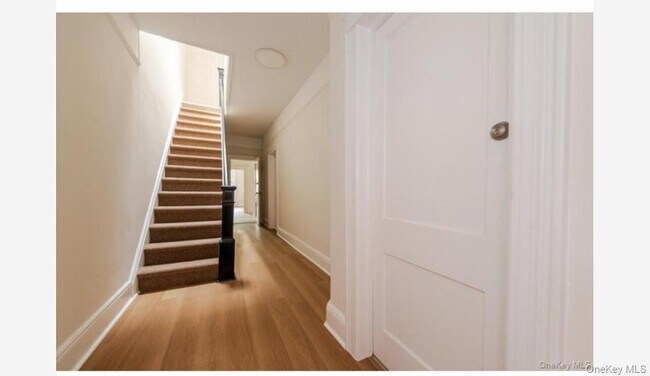 Foto del edificio - 959 Van Nest Ave