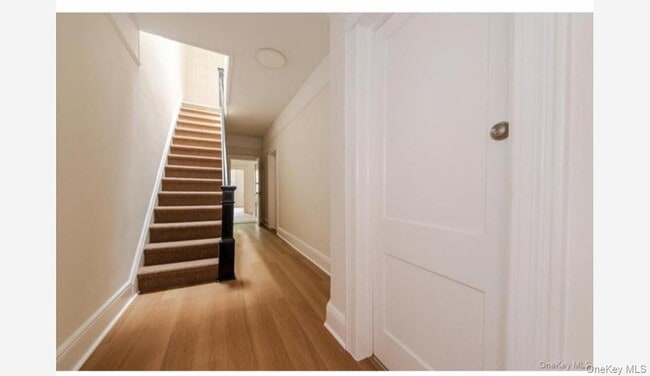 Building Photo - 959 Van Nest Ave