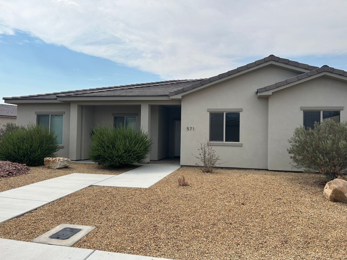 Primary Photo - Newer Home in Shadow Ridge