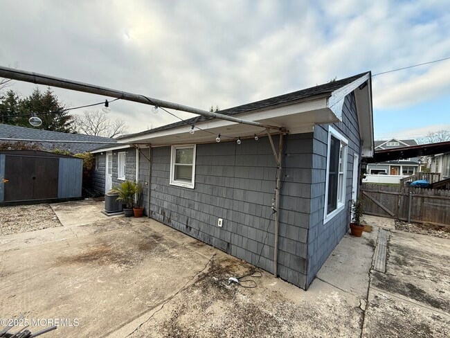 Building Photo - 9 Main St