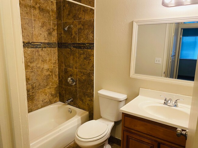 Building Photo - Gated Community Close to Hwy 99 & Shopping