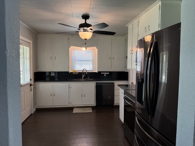 Kitchen with all appliances including dishwasher and microwave - 506 N Ricketts St