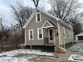 Building Photo - 1401 E 61st St