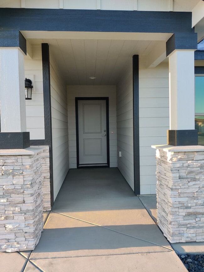 Building Photo - Newer Home for Rent in Benton City