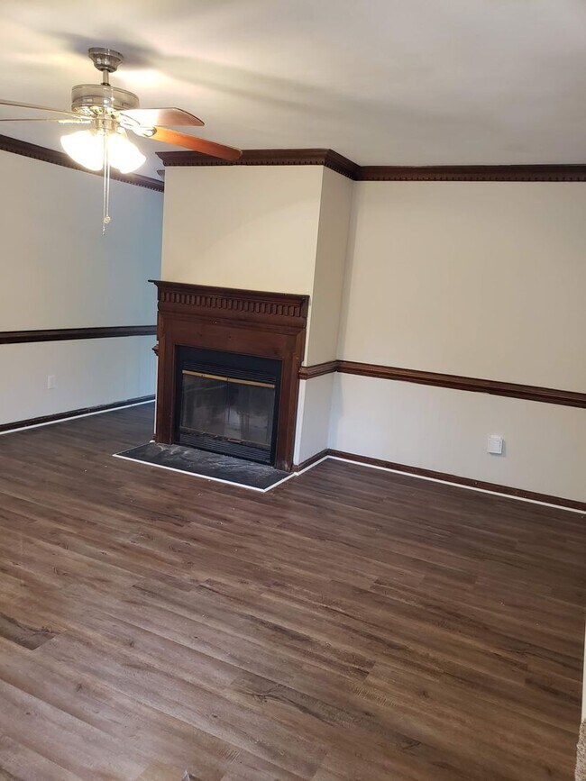 Building Photo - Lovely 3 bedroom Townhouse Available