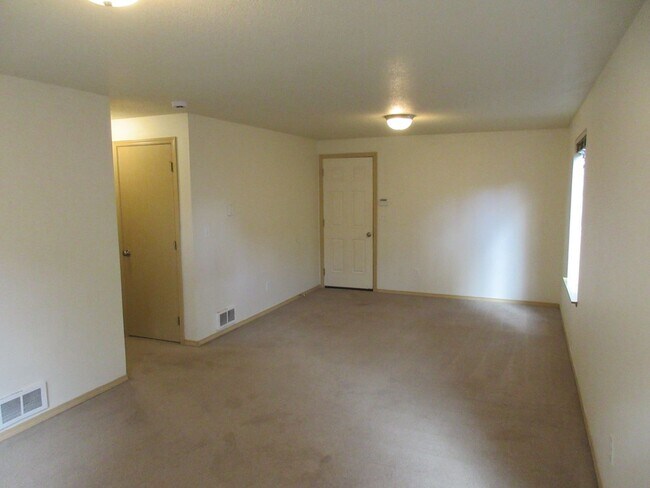 Foto del edificio - Large Three Bedroom Home, Landscaping Prov...