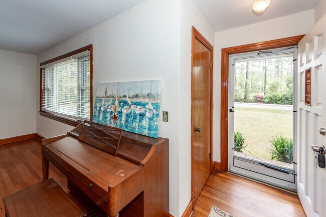 Building Photo - 3 Bedroom Classic Summerville Home!