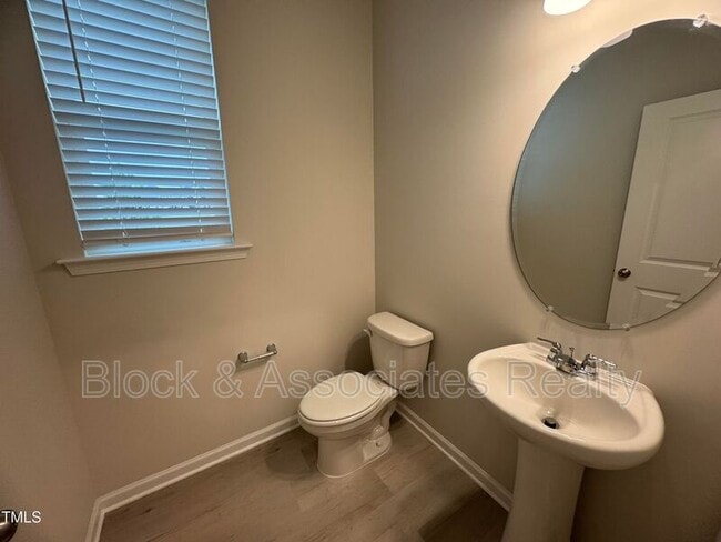 Building Photo - 124 Kobus Ct