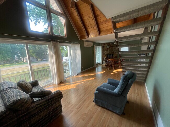 Sala de estar - 622 N Shore Dr