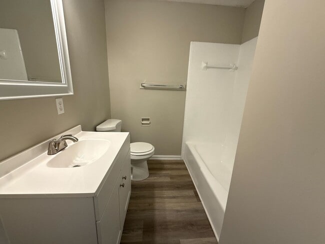 Building Photo - 605 E Central Ave