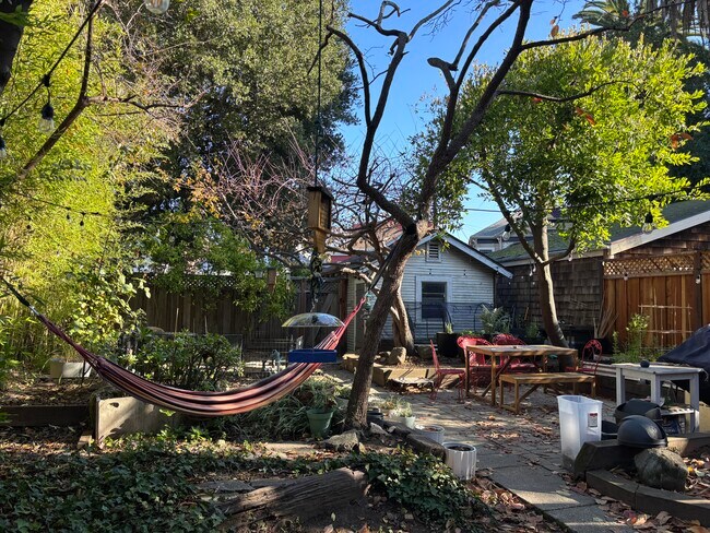 Patio trasero compartido, tranquilo y sombreado. - 1534 Benton St