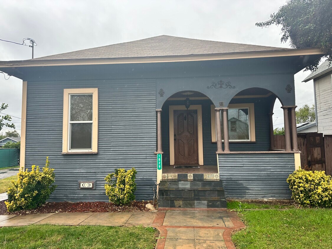 Primary Photo - 1029 Washington St