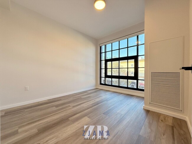 Building Photo - 1120 St Johns Pl
