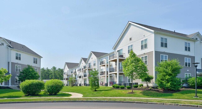 Regrese a casa a un entorno bien cuidado con acogedores espacios al aire libre. - The Madison at Marshfield