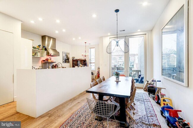 Foto del edificio - 1329 10th St NW