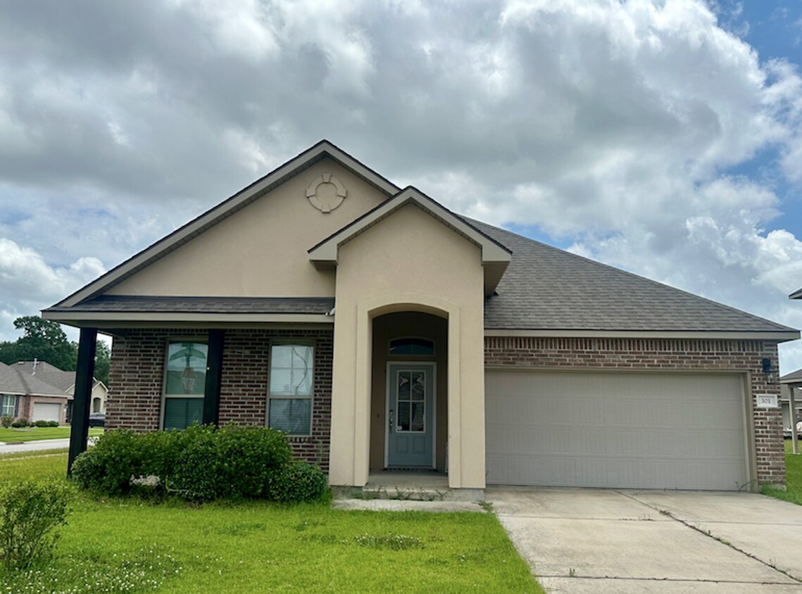 Foto principal - 4 Bed 2 Full baths