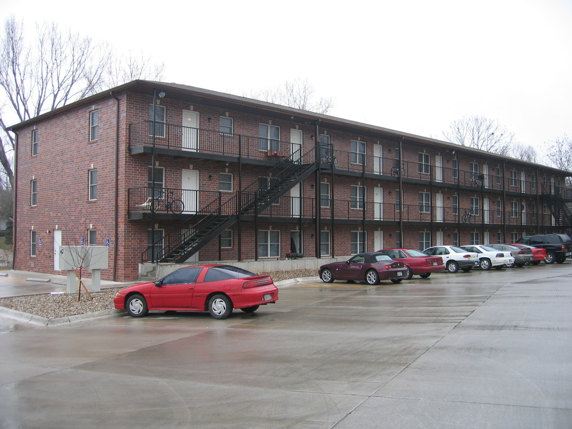 Primary Photo - Landmark Apartments