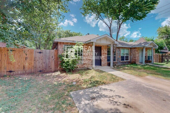 Building Photo - 406 Truman Arlington